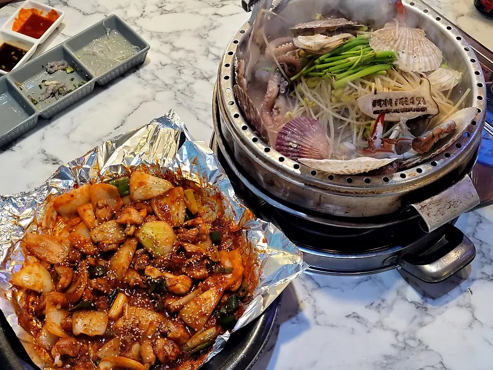 Boiling clam stew with side dishes