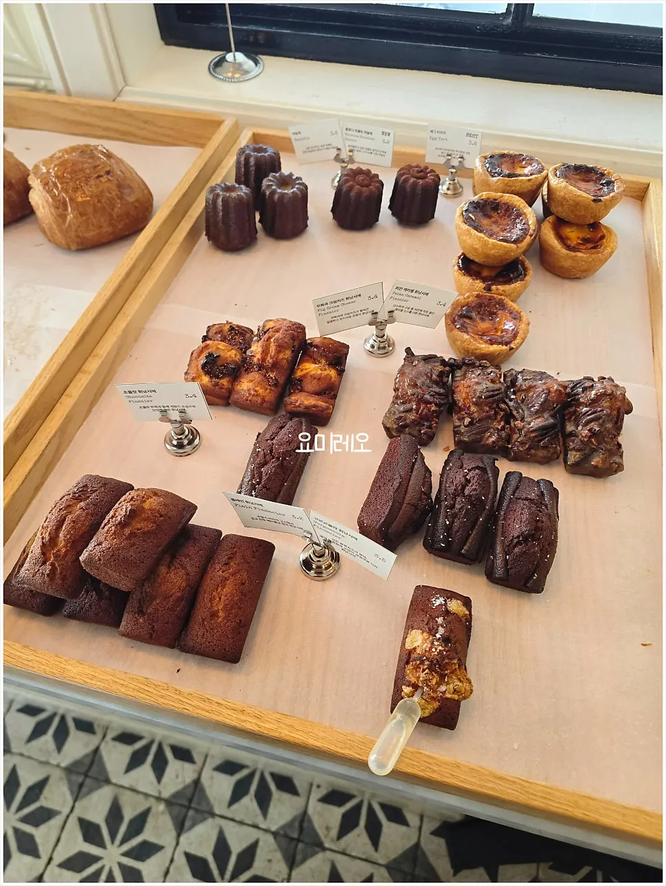 Showcase with egg tarts and financiers