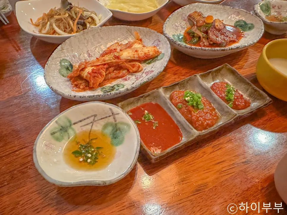 Saengtak makgeolli served with side dishes