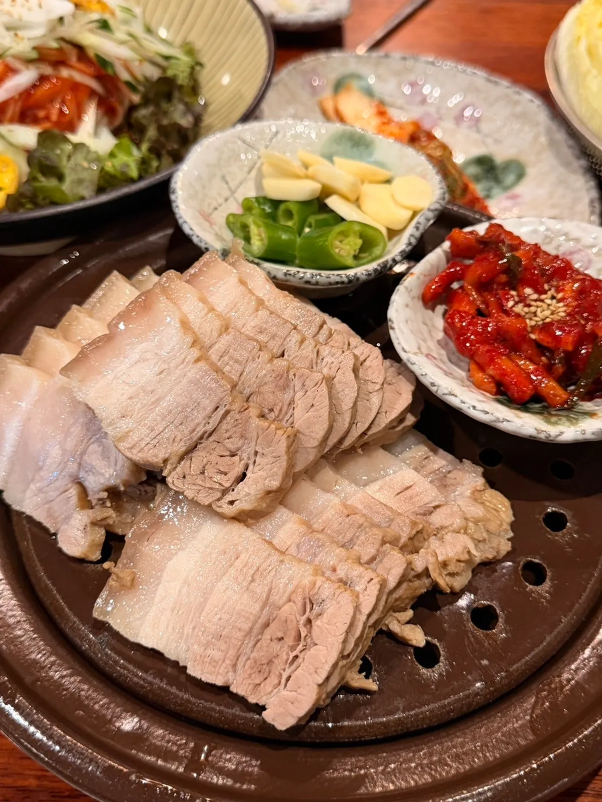 윤기 흐르는 남천집 수육 소자 한 접시