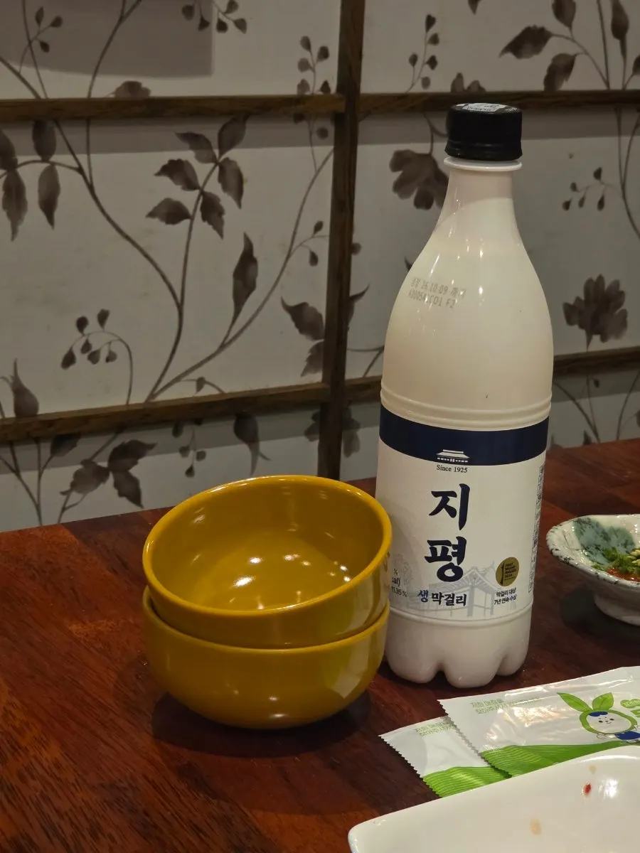 테이블에 놓인 지평 생막걸리