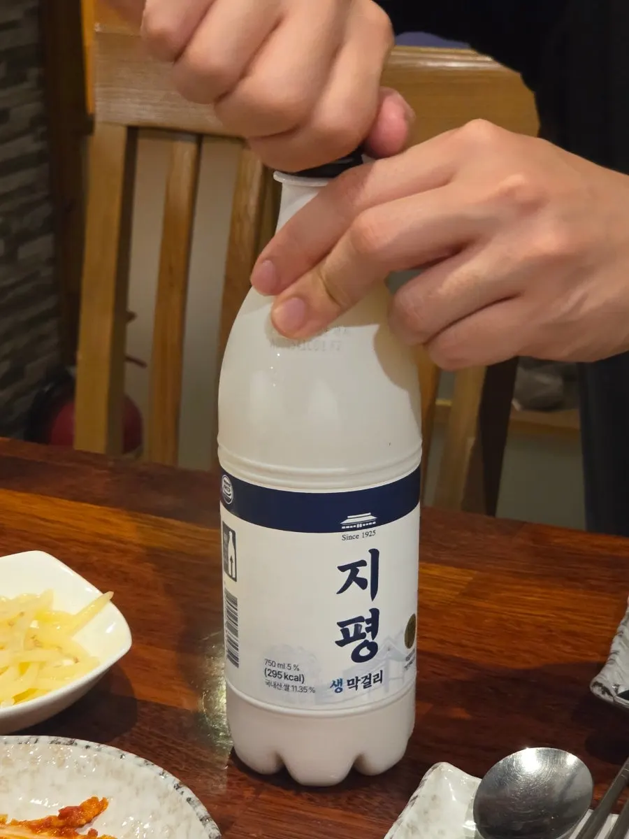 잔에 따른 지평 생막걸리