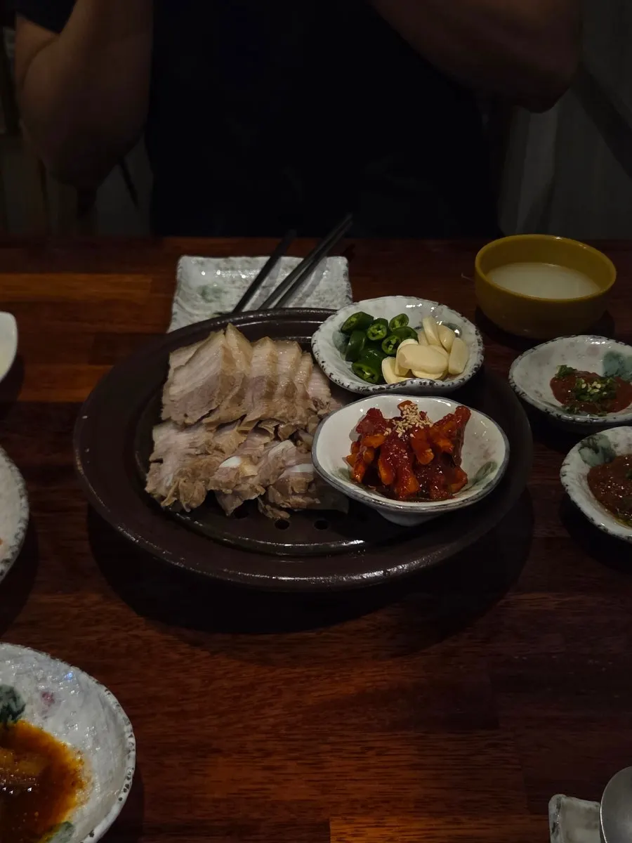 무말랭이와 함께 나온 남천집 수육 한 접시