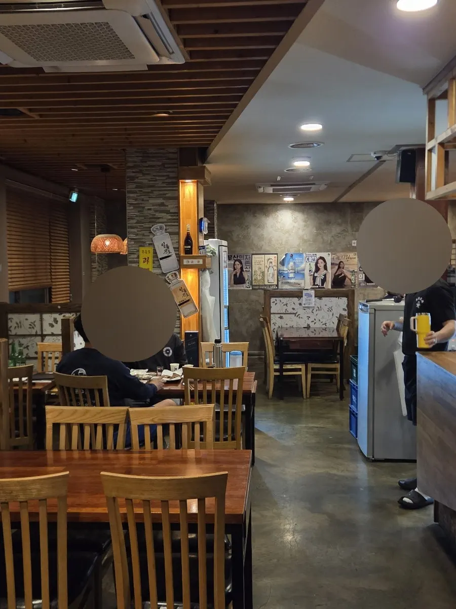비운 접시와 잔이 놓인 테이블