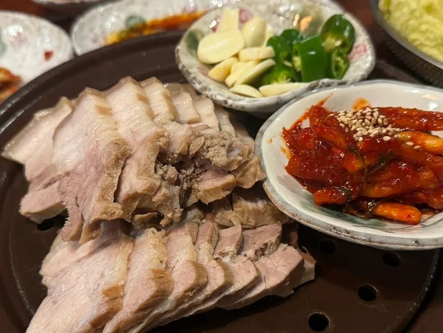 Small suyuk plate with ssam vegetables and mu-malaengi