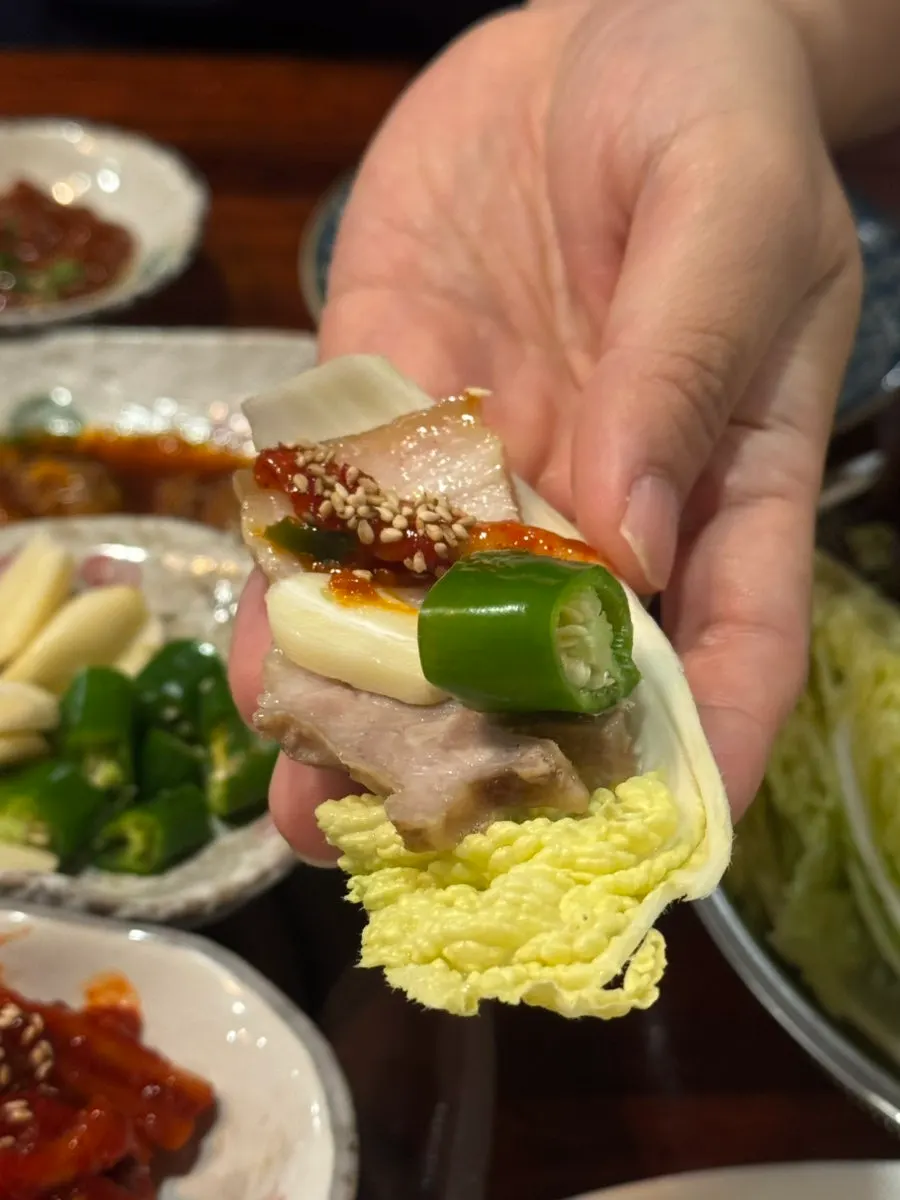 Suyuk with mu-malaengi, garlic, and chili on the side