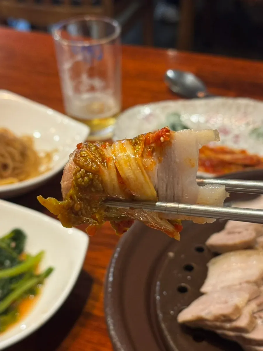 Mul-kimchi and kimchi eaten alongside the suyuk