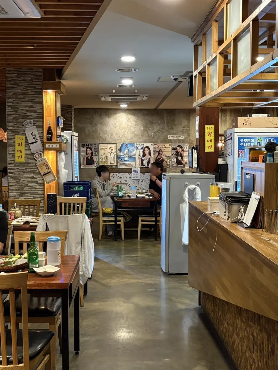 Table seating inside Namcheonjip