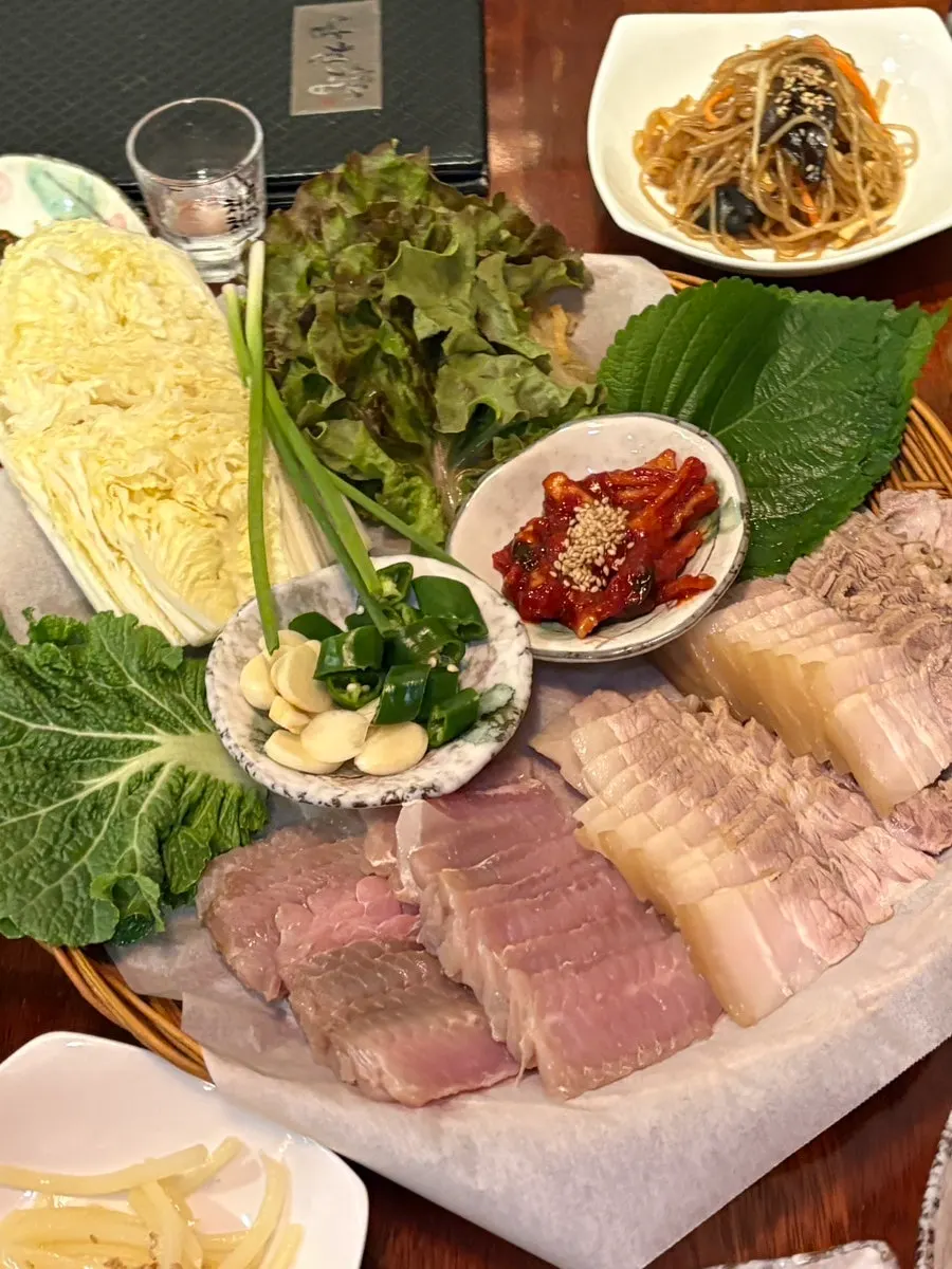 Generously plated hongeo samhap at Namcheonjip