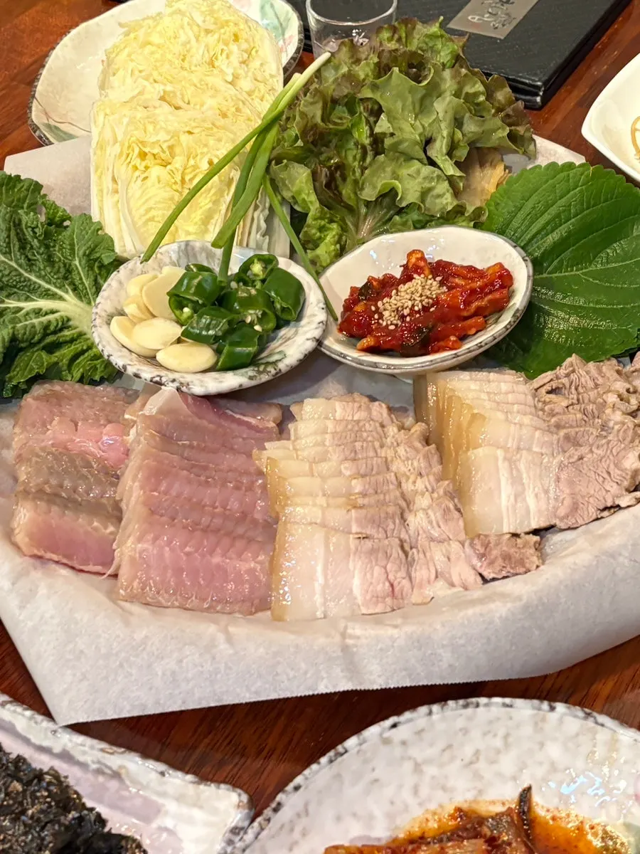 Hongeo samhap spread with wrap vegetables
