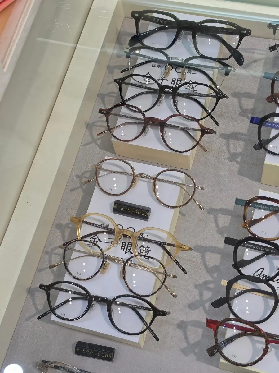 Kinza eyewear display corner