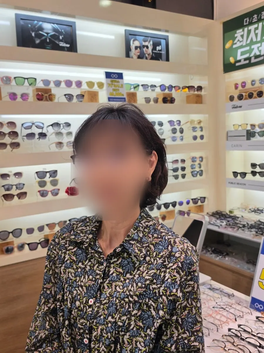 Trying on frames while receiving consultation