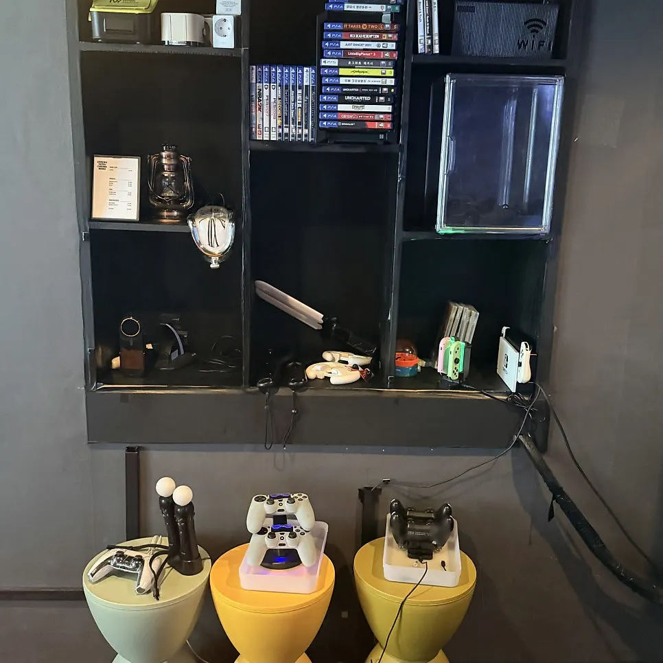 Rental items including a laptop and tripod