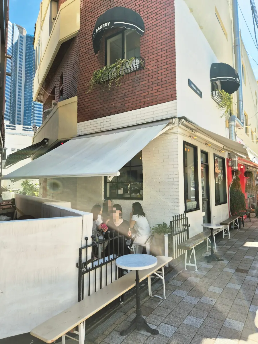 Exterior of Low & Sweet Bakery on Haeri-dan-gil