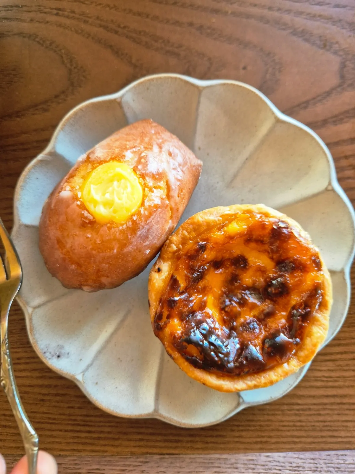 Iced americano and egg tart on the outdoor table