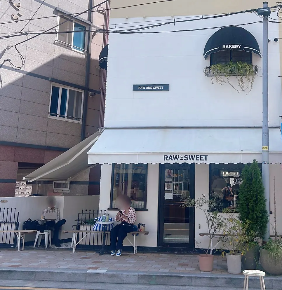 매장 앞 야외 테이블과 의자