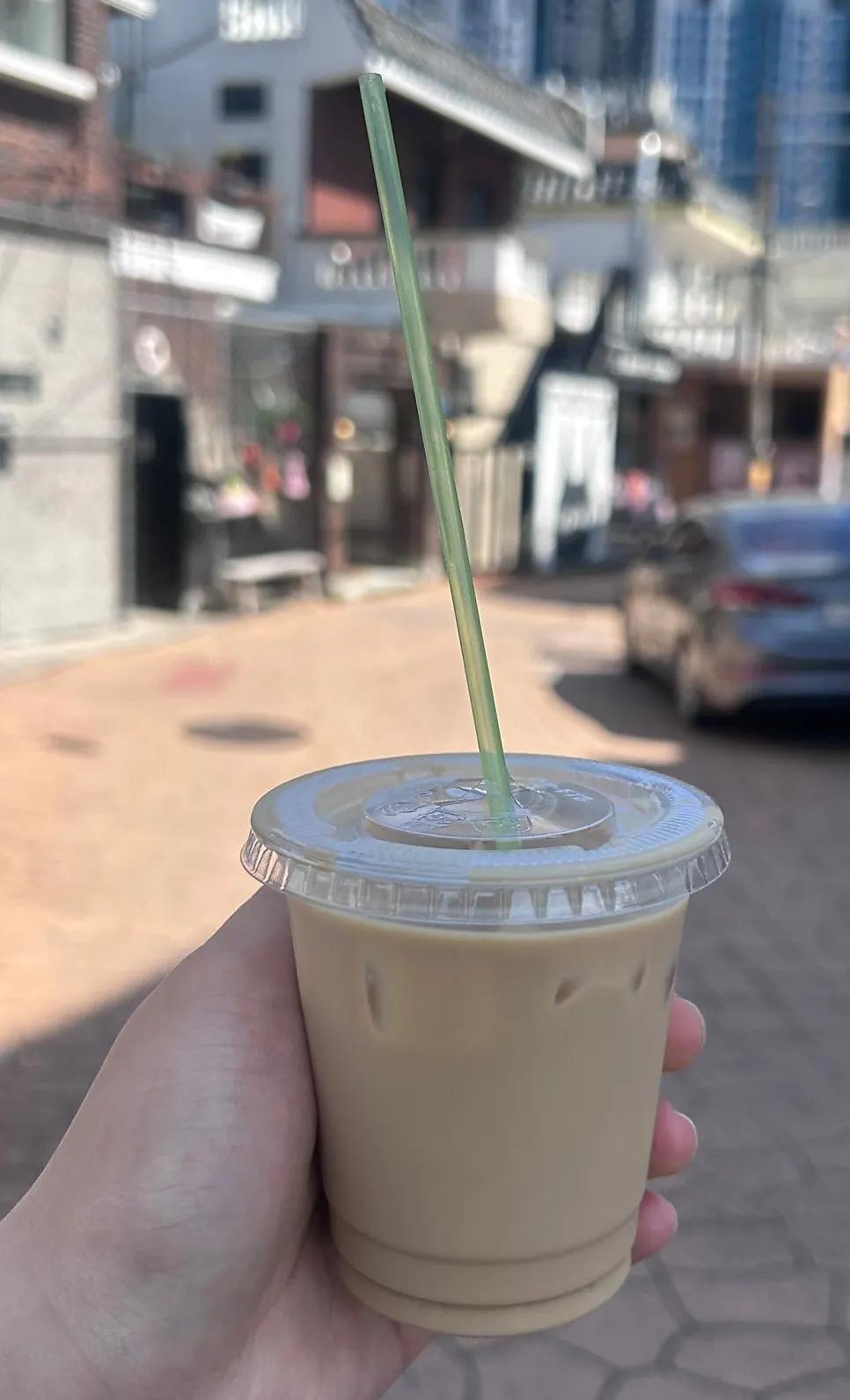작고 진한 밀크 커피 콜타도