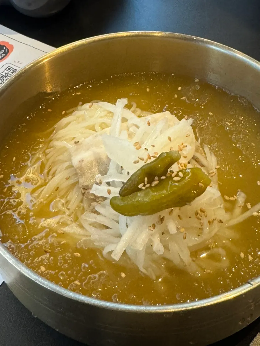 바질 잎과 곁들인 돼지고기
