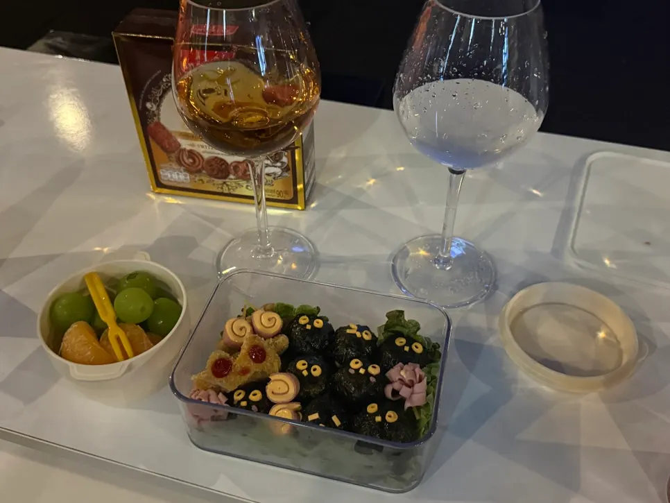 Table with the packed lunch laid out
