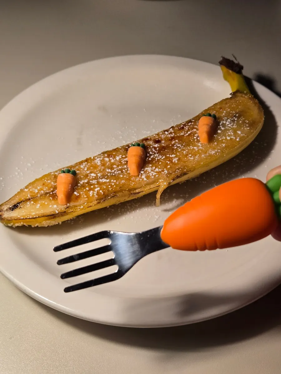 당근 세 개가 올라간 서비스 디저트