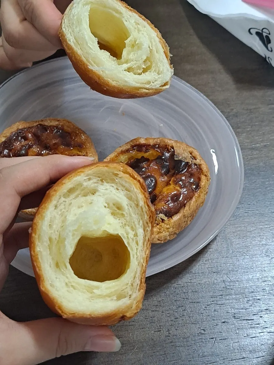 포장한 에그타르트와 소금빵