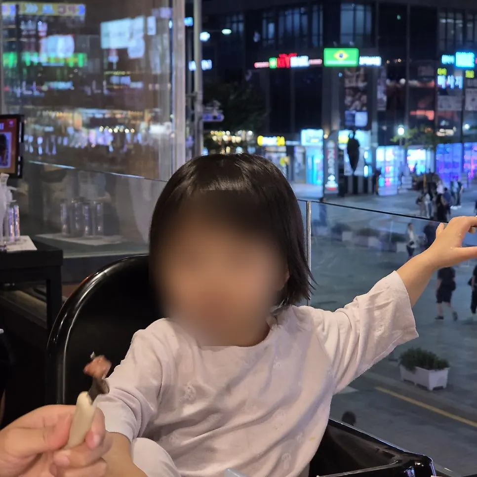 숟가락으로 떠낸 계란찜 단면