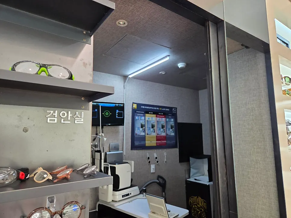 시력검사 장비가 놓인 검안실 내부
