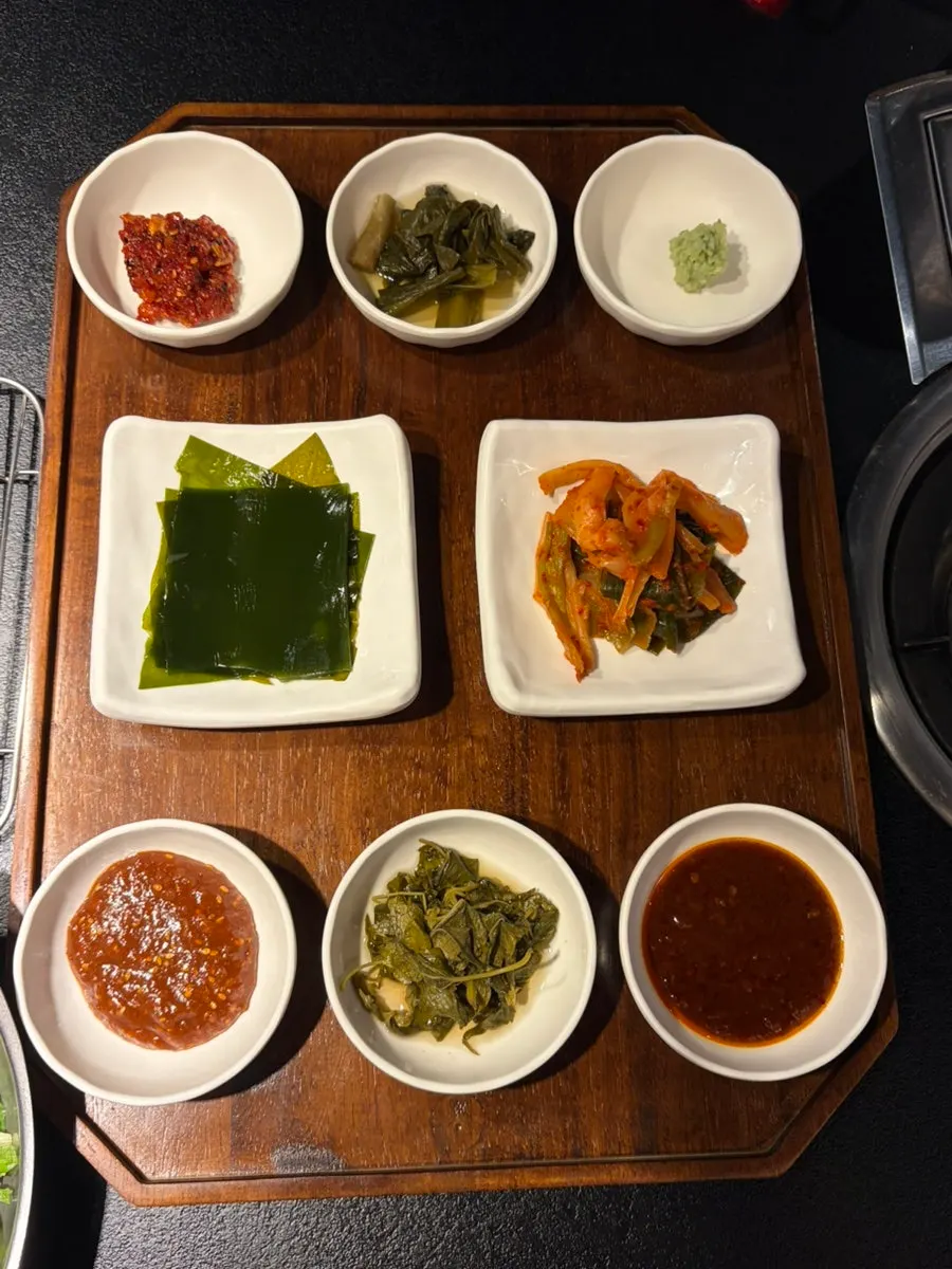 Cross-cut seasoned scallions and side dishes