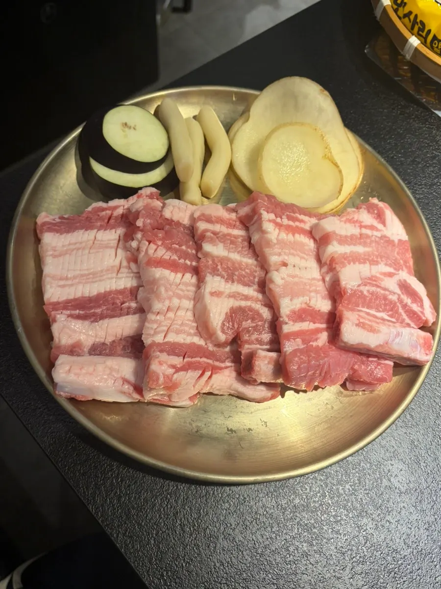 Self-service bar and ssam vegetables