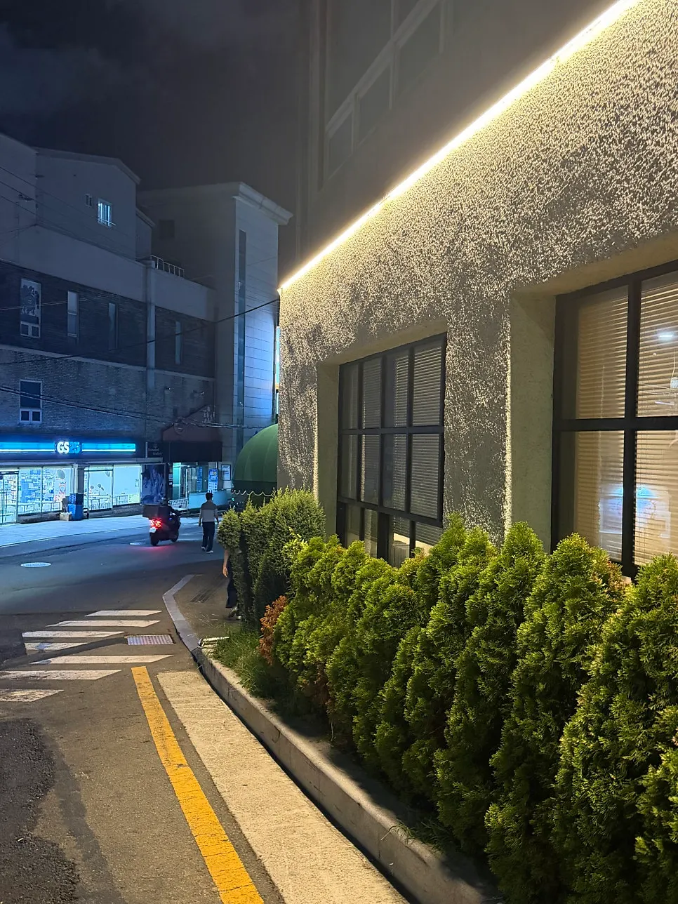 초록색 아치형 문이 있는 스미스씨네농장 외관