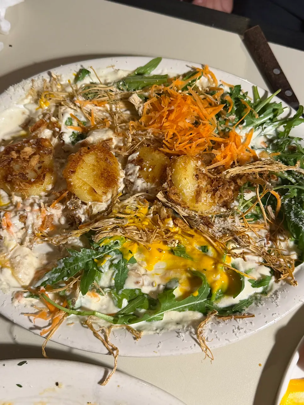 채소가 올라간 크림치즈 뇨끼