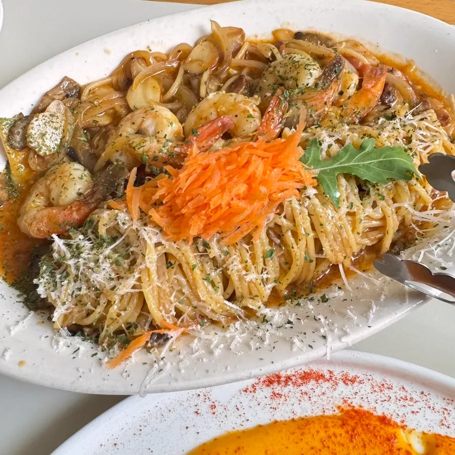 Shrimp oil pasta topped with whole shrimp