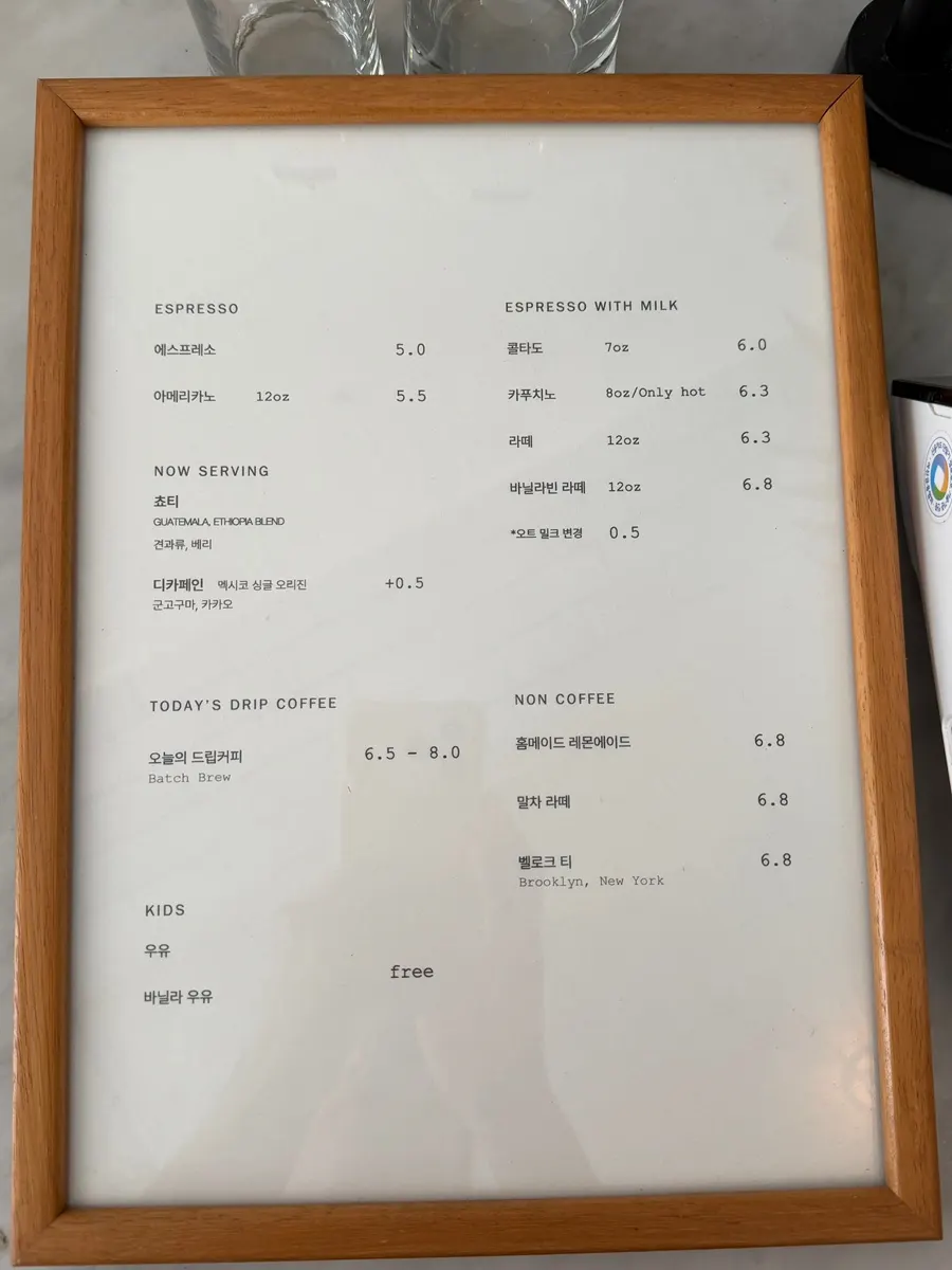 야외 공간의 테이블과 의자