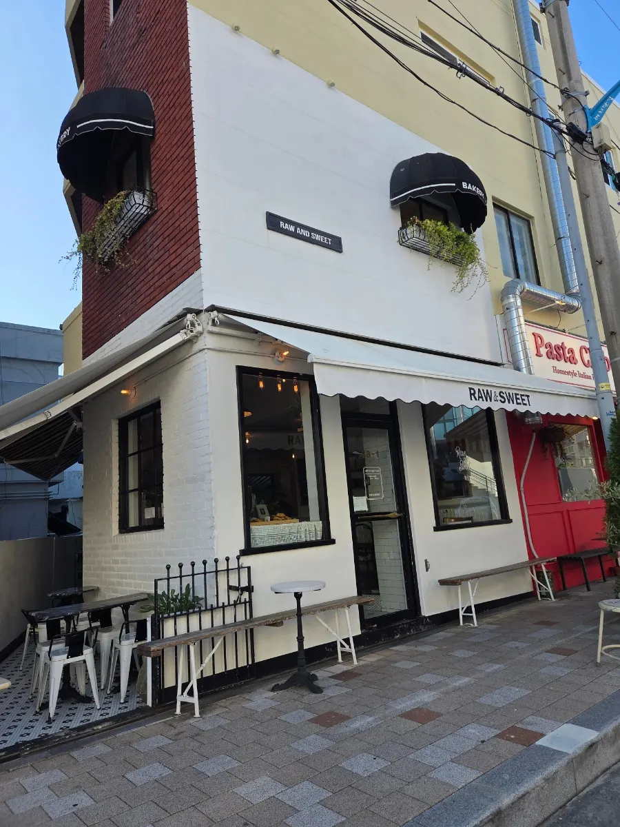 Exterior of Low & Sweet Bakery on Haeri-dan-gil
