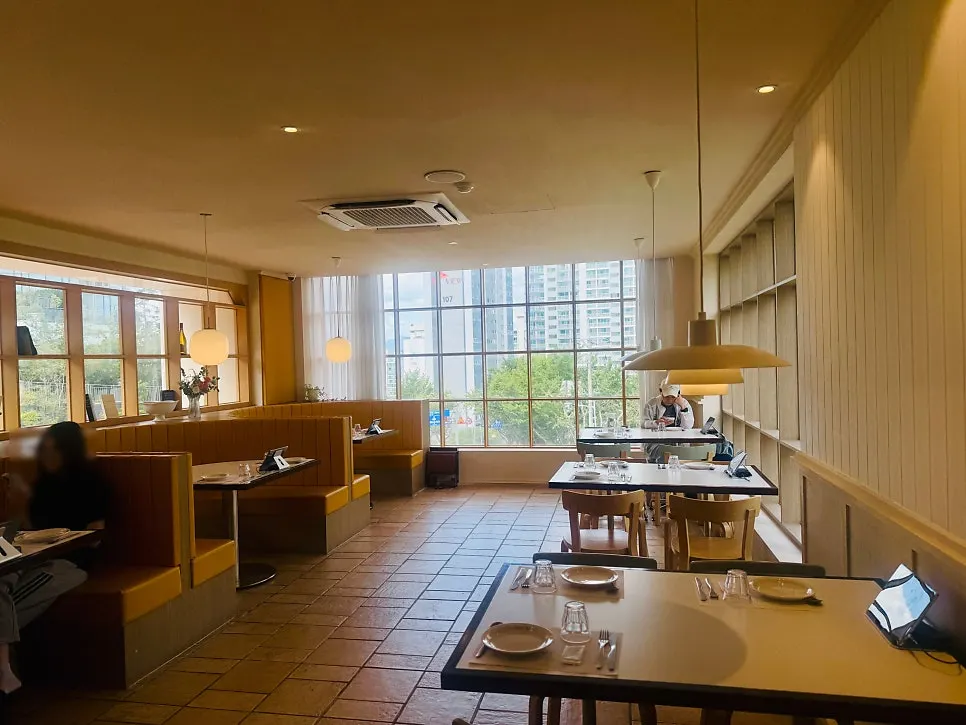Table area connected to the view outside the window