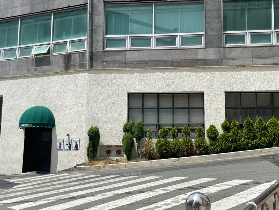 Smith's Farm exterior seen while walking up from Dongbaek Station