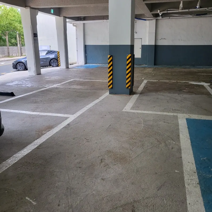 Restaurant building and parking information