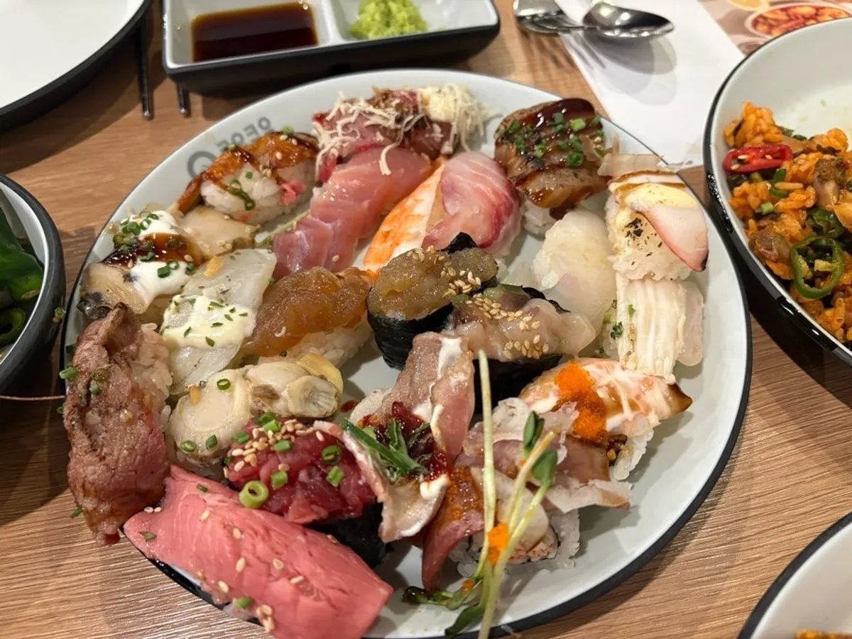 여러 종류의 초밥을 담은 접시