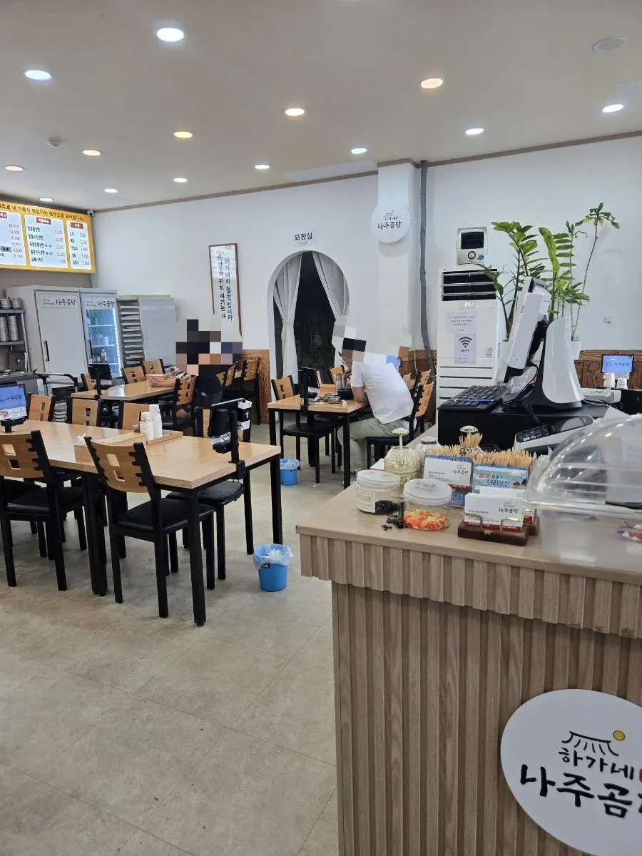 120석 규모의 넓은 하가네나주곰탕 매장 내부