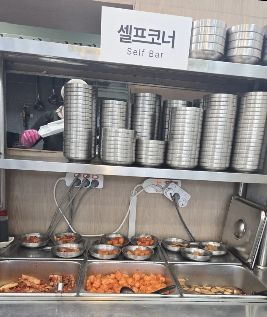 김치와 깍두기, 장아찌가 놓인 셀프코너
