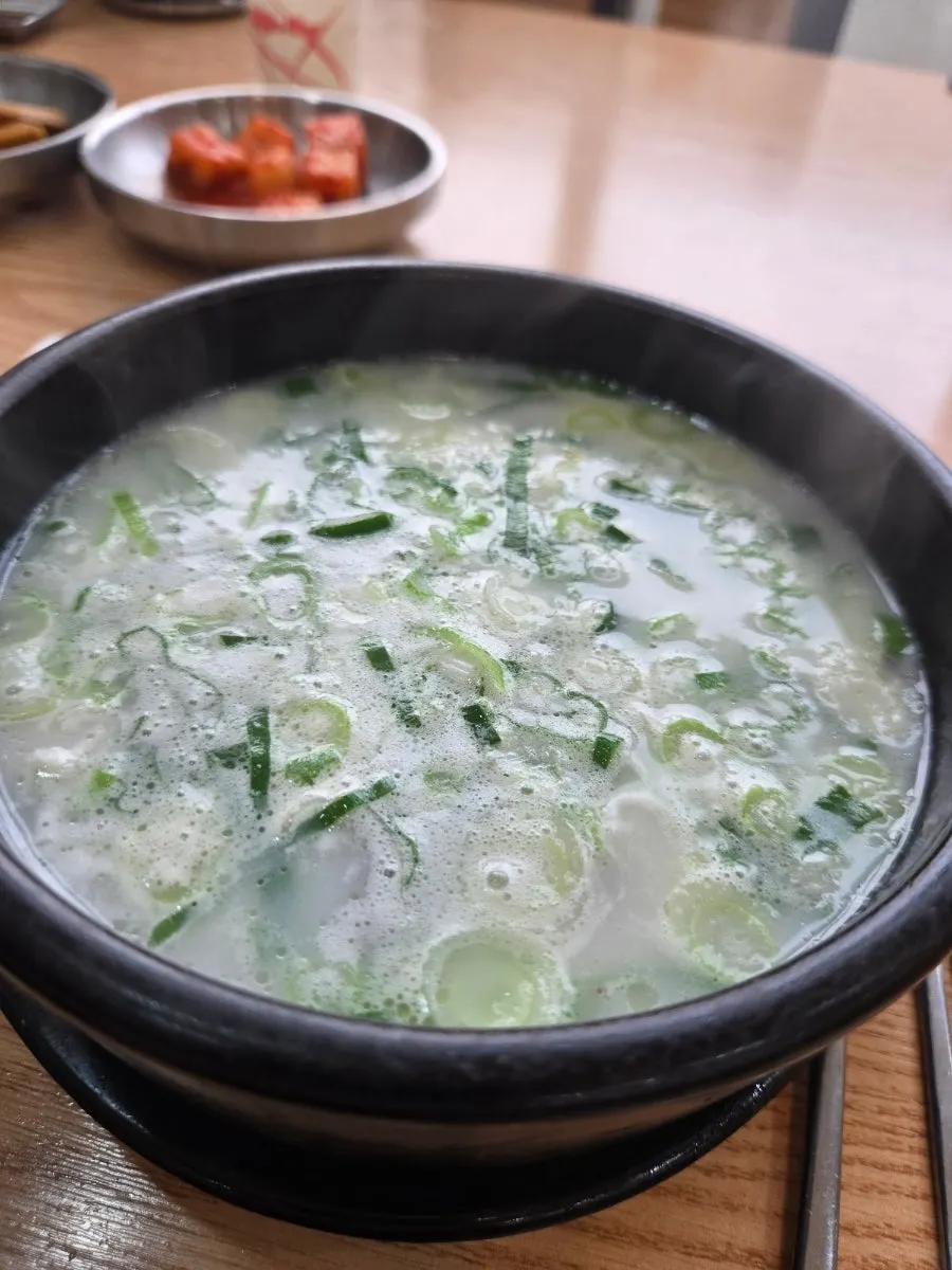 뽀얀 사골육수의 하가네곰탕 한 그릇