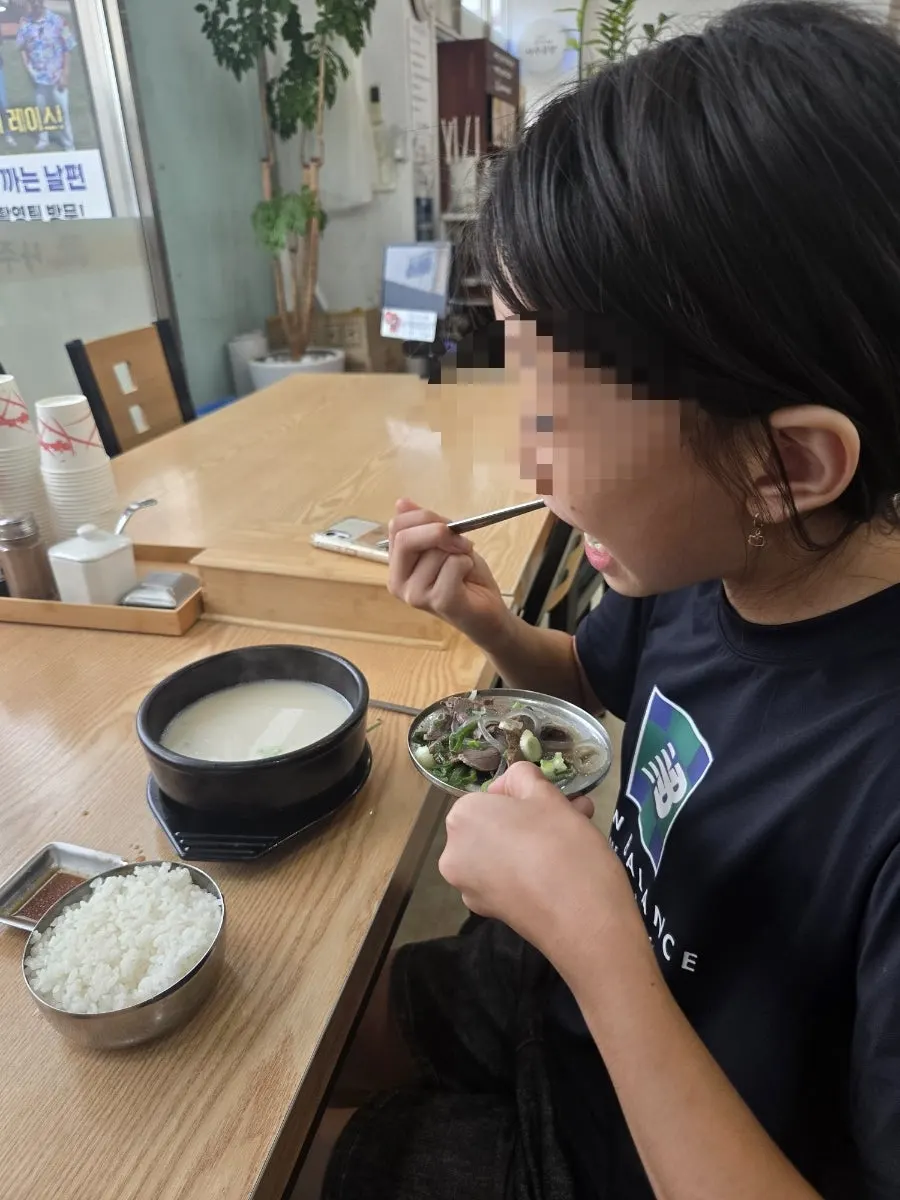얇게 썬 한우 고기가 담긴 사골곰탕