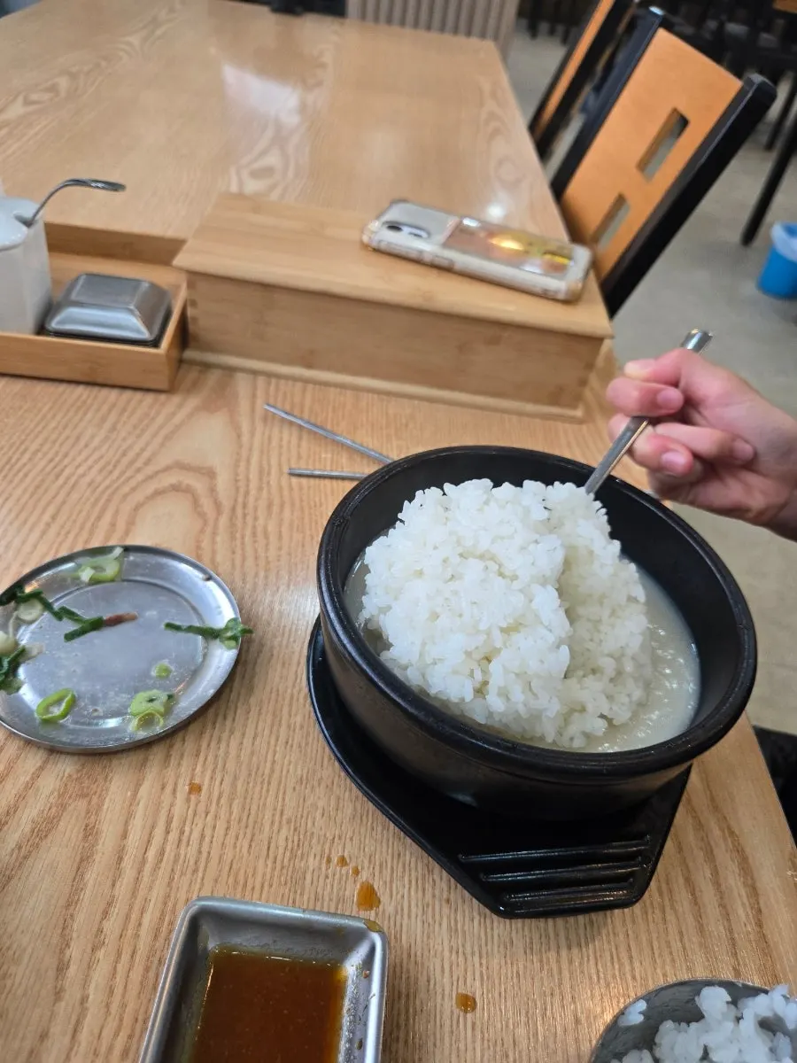 아이가 먹는 곰탕과 밥 공기