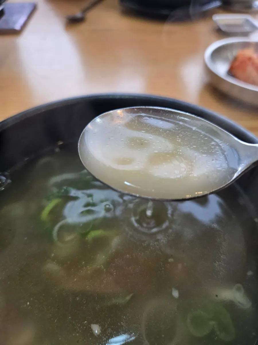 후추를 뿌린 나주곰탕 국물