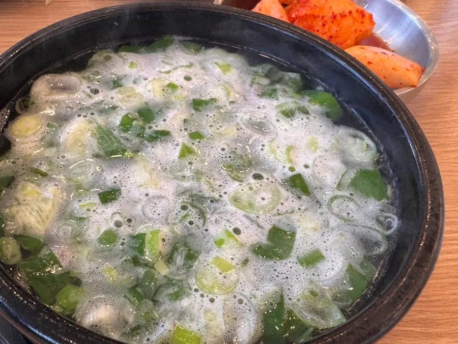 A full spread of the gomtang suyuk set and mandu set
