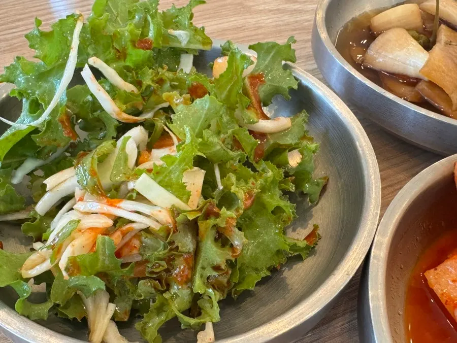 Crisp kimchi and kkakdugi side dishes