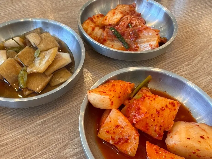 Side dish plate served with the gomtang