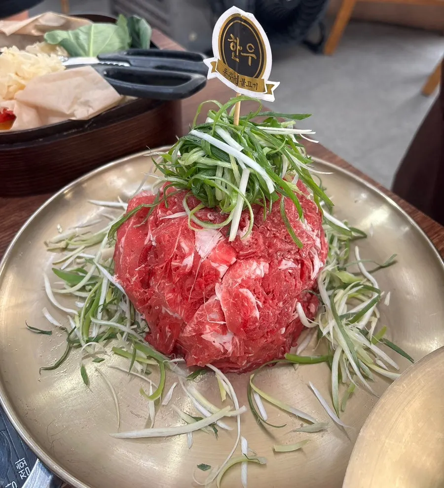 후식냉면과 모닝빵 포함된 한우불고기세트