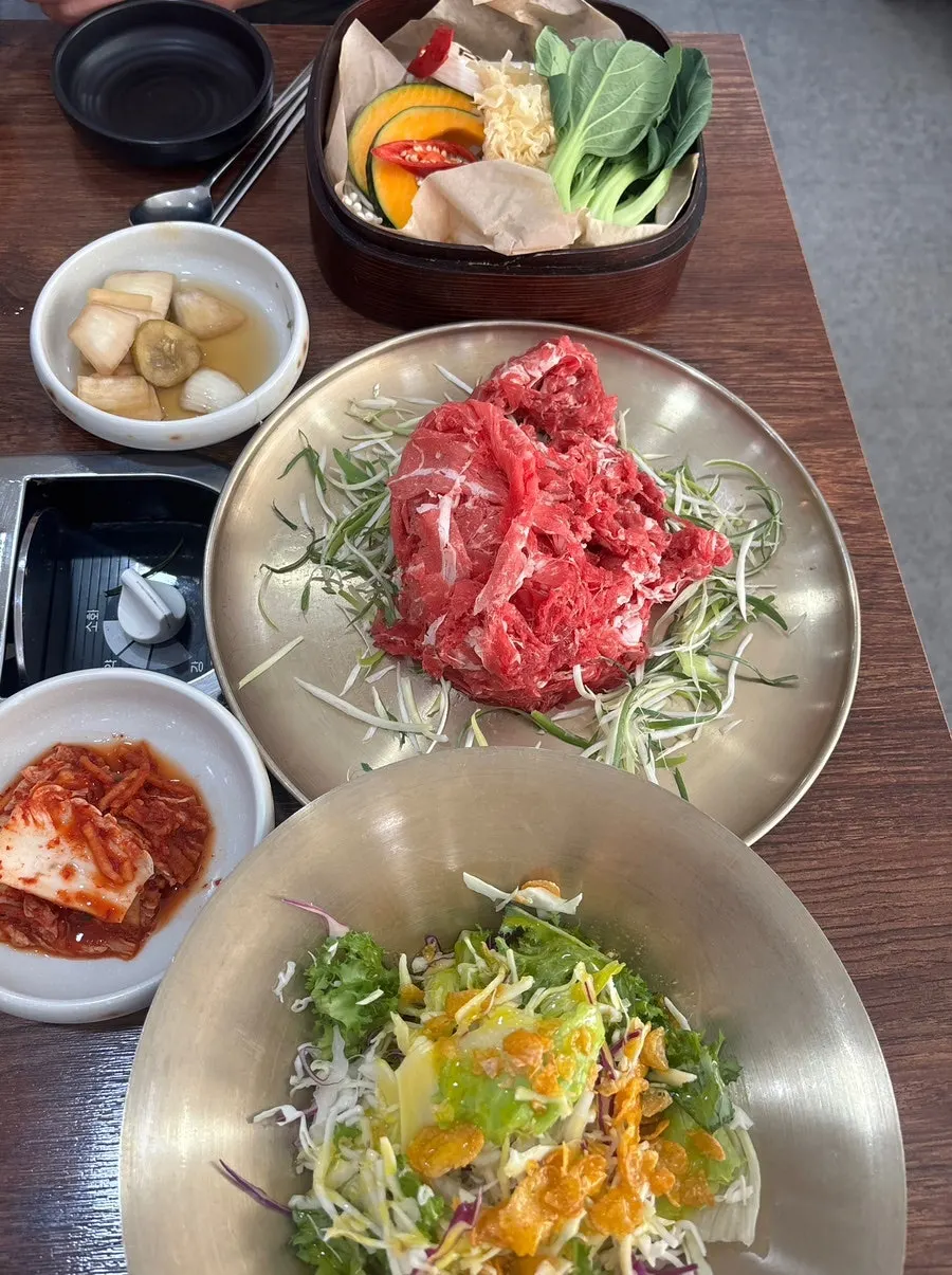 육수에 익힌 야채와 당면