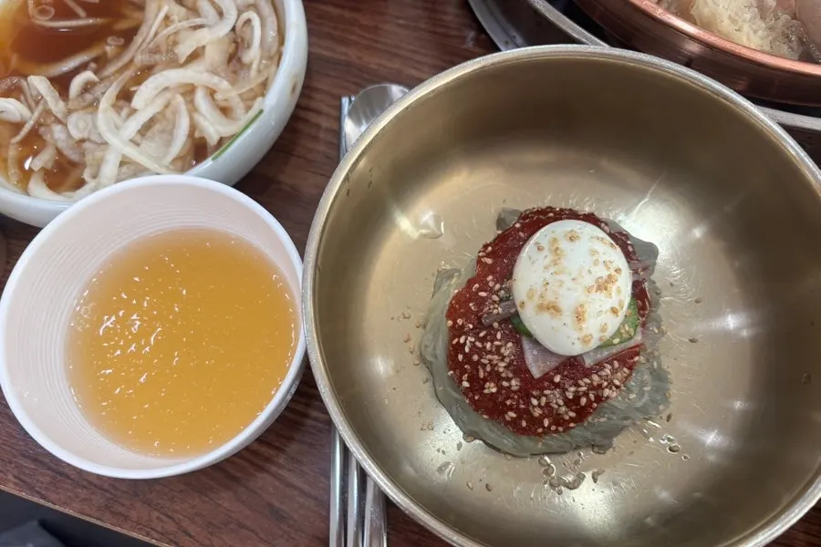 진한 육수의 냉면 한 그릇